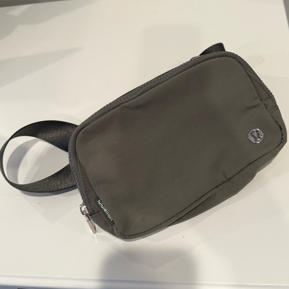 Lululemon Everywhere Belt Bag 1L - Army Green